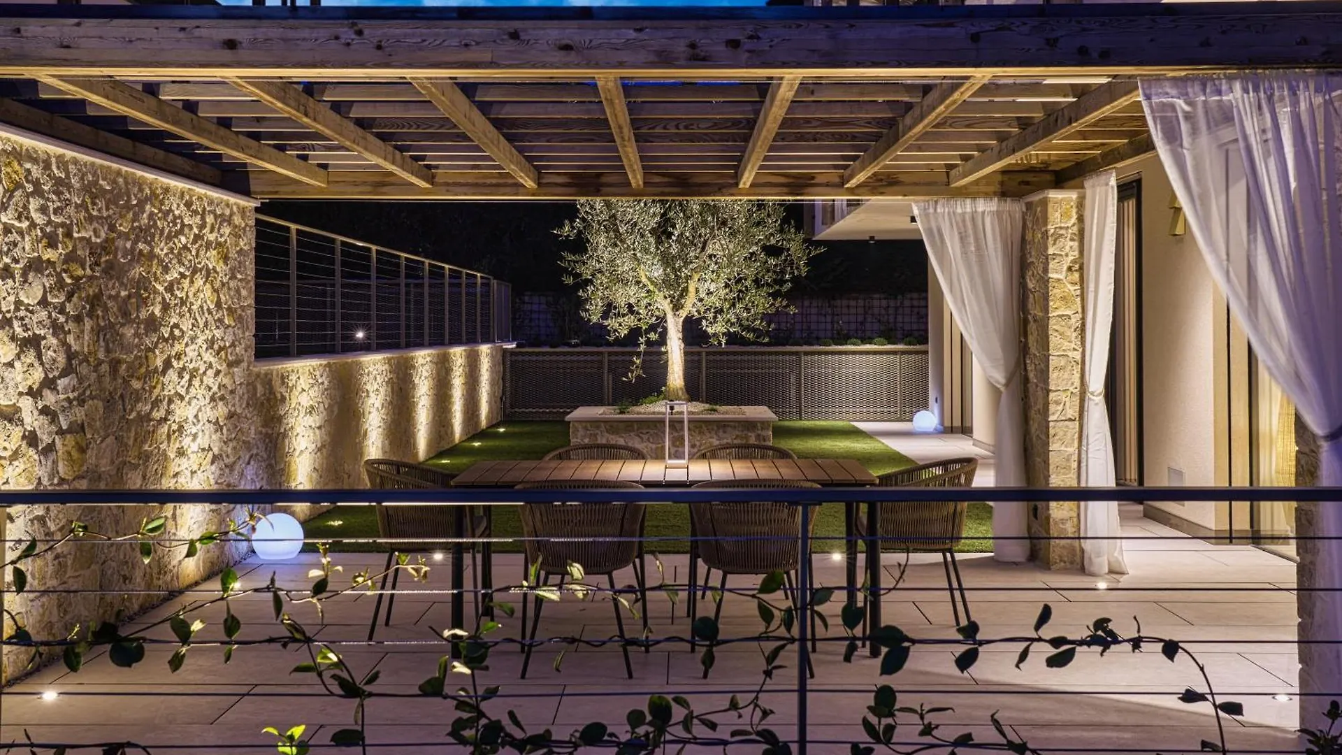 Apartment Salvatorehomes - Pure Luxury In The Centre Of Bardolino With Pool & Private Garden - Casa Olivia - A 5 Star Luxury Collection At Lake Garda Italy