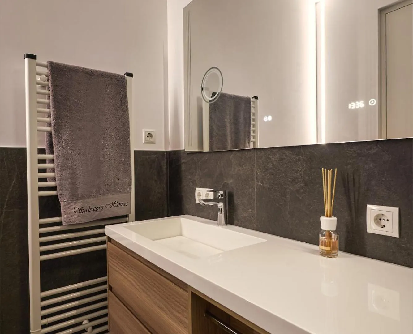 Apartment Salvatorehomes - Pure Luxury In The Centre Of Bardolino With Pool & Private Garden - Casa Olivia - A 5 Star Luxury Collection At Lake Garda